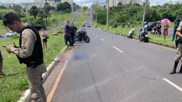 Jovem de 18 anos morre após bater motocicleta contra poste em avenida de Uberlândia