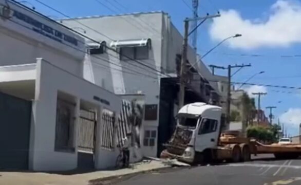 Caminhão perde estabilidade e acerta poste no bairro Tubalina, em Uberlândia