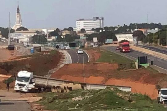 Acesso ao bairro Pontal Norte apresenta inclinação íngreme e preocupa motoristas em Catalão