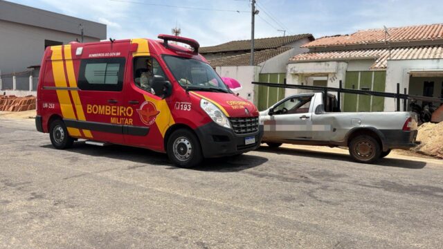 Motociclista fica ferido após bater em porta de veículo aberta repentinamente no Jardim Brasília, em Catalão