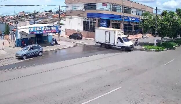 Caminhão avança sinal e causa acidente em cruzamento no bairro Santa Helena, em Catalão; VÍDEO