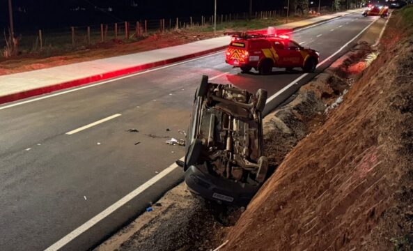 Duas pessoas ficam feridas após capotamento na marginal da BR-050, em Catalão