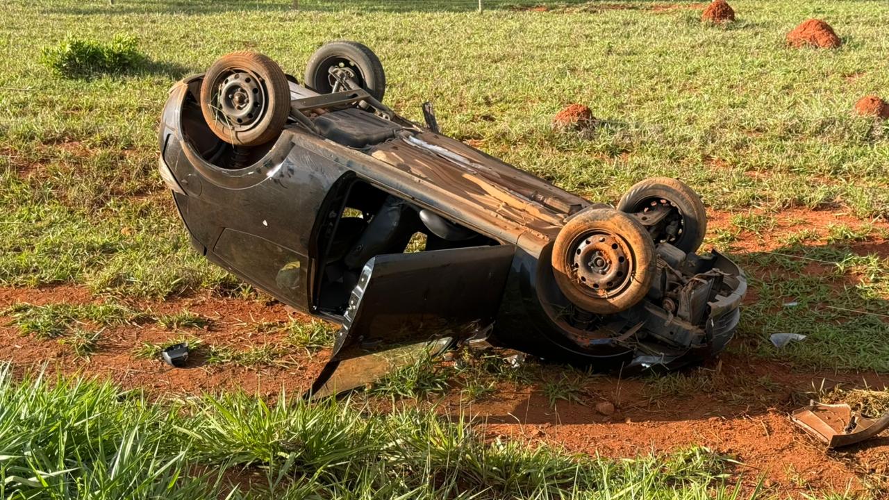  Veículo ficou danificado após capotar na GO-210, em Catalão. (Foto: Zap Catalão)
