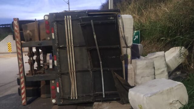 Motorista fica ferido após carreta tombar no trevo da BR-050, em Pires Belo
