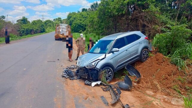 Idosa de 85 anos é socorrida após colisão entre carro e caminhão na GO-330, em Ipameri