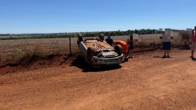 Veículo capota em estrada vicinal e deixa motorista e passageiro feridos em Catalão