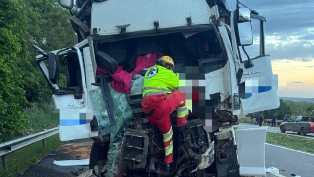 Colisão entre carreta e caminhão deixa vítima em estado grave e interdita BR-050 em Araguari