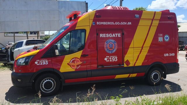 Mulher passageira de veículo é encaminhada ao hospital após colisão entre caminhonete e carro em Catalão
