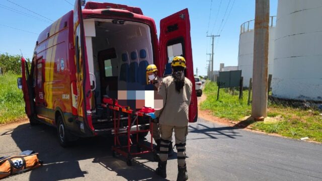 Mulher fica ferida após colisão entre moto e carro no bairro Cidade Jardim, em Catalão