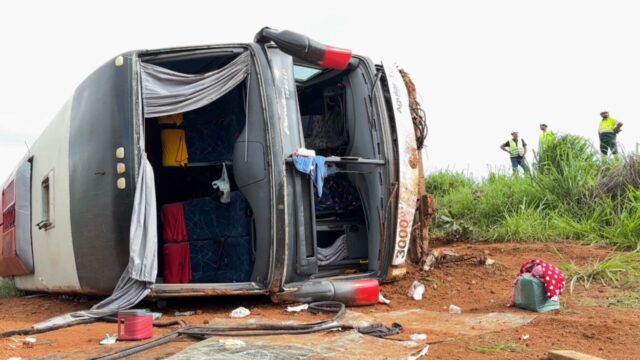 Ônibus com 48 ocupantes tomba na BR-050 e deixa dez passageiros gravemente feridos, em Campo Alegre de Goiás