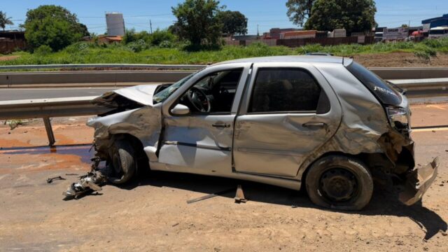 Veículo fica destruído após acidente na marginal da BR-050 em Catalão