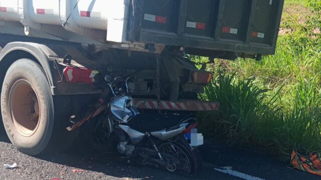 Motociclista morre após colidir na traseira de carreta parada na GO-402, em Cumari