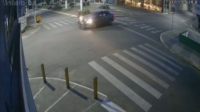 Câmera flagra acidente entre carro e moto que deixa mulher de 58 anos ferida em Catalão