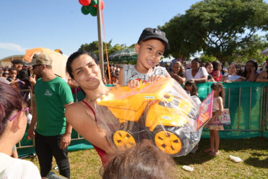 Mais de 5 mil crianças vivem tarde de diversão e recebem brinquedos no evento ‘Sonhos de Natal’ em Catalão