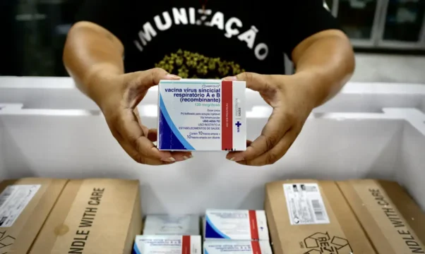Governo começa a distribuir vacina contra vírus sincicial respiratório