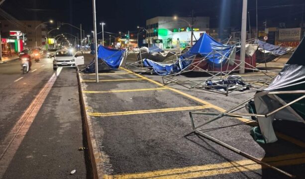 Chuva com rajadas de vento destrói estruturas de feira livre em Caldas Novas; Inmet mantém alerta para Goiás