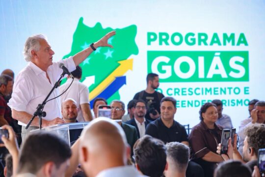 Caiado e Daniel Vilela entregam mais de 200 veículos a cidades goianas