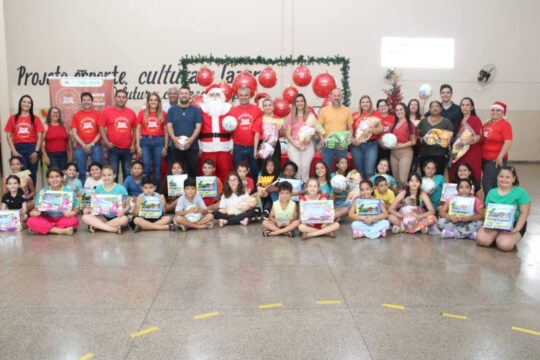 Natal do Bem leva alegria e magia a crianças de Ouvidor com entrega de brinquedos