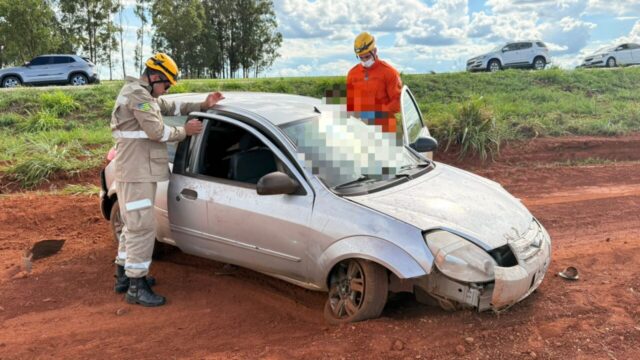 Motorista fica ferido após veículo sair da pista na GO-330, em Catalão