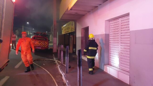Incêndio atinge pastelaria durante a madrugada no Jardim Paulista, em Catalão