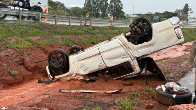 Caminhonete capota na BR-050 e deixa quatro pessoas feridas em Catalão