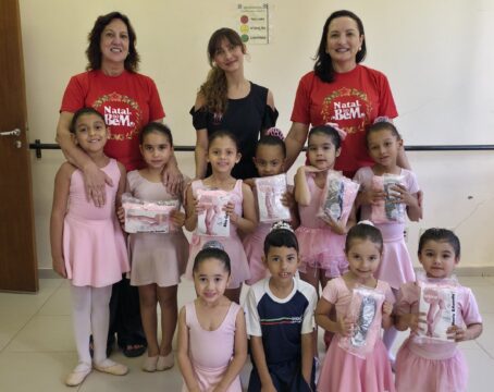 Primeira-dama e vice-prefeita entregam 33 uniformes da Escola de Balé em Cumari