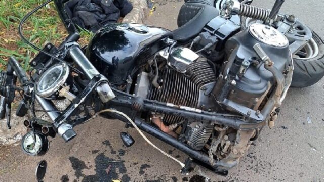 Motociclista sai ileso após colisão com carro em cruzamento no bairro Castelo Branco; veja vídeo