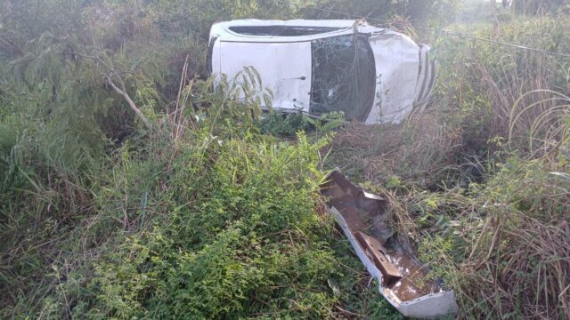 Carro capota na MG-190 durante chuva forte e deixa três pessoas feridas em Monte Carmelo