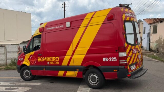 Mulher fica ferida após colisão entre carro e moto em Catalão