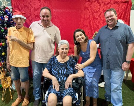 Noite de apadrinhamento emociona idosos no Lar Dona Chiquinha, em Corumbaíba