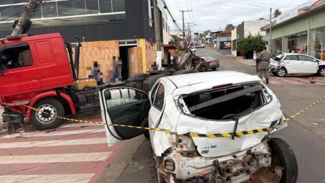 Oito veículos se envolvem em acidente no Centro de Catalão após caminhão perder o controle e atingir carros; quatro pessoas ficam feridas