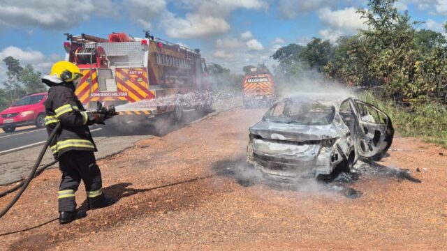 Incêndio destrói veículo de passeio na GO-213, em Caldas Novas