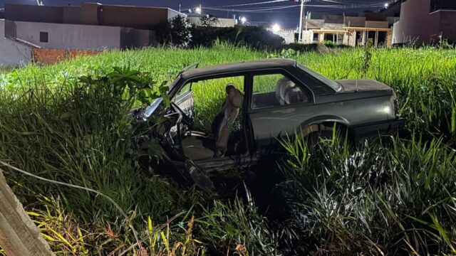 Dois jovens ficam feridos após carro sair da pista e atingir poste em Catalão