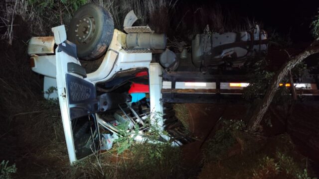 Motorista morre após capotamento de caminhão na BR-365, entre Monte Carmelo e Romaria