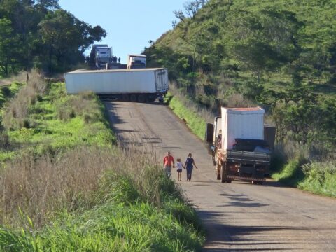 Caminhão com pane mecânica provoca interdição parcial da MG-188, em Coromandel
