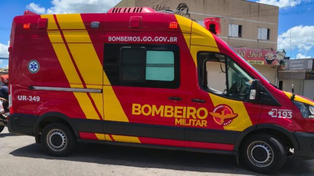 Homem fica ferido após colisão entre carro e moto, em Catalão