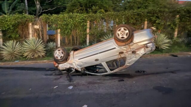 Mulher sai ilesa após perder o controle do carro e capotar no bairro Maria Amélia, em Catalão