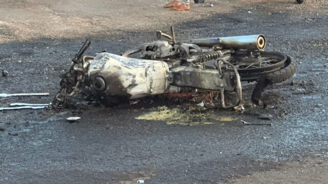 Motociclista fica ferido após colisão envolvendo duas motos e um carro; motocicleta pega fogo em Catalão
