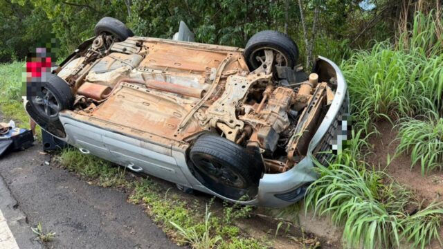 Motorista e namorada saem ilesos após capotamento na GO-330 durante chuva em Catalão