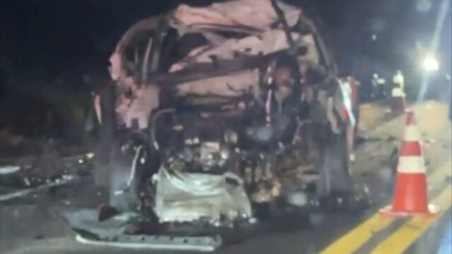 Homem fica ferido após colisão traseira entre carro e caminhão na GO-139, em Caldas Novas