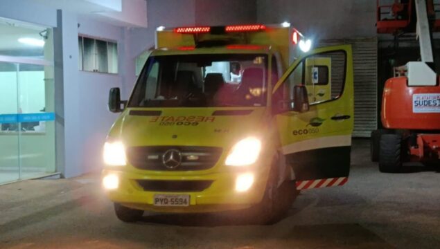 Homem fica gravemente ferido após moto parar embaixo de carreta em colisão na BR-050, em Catalão