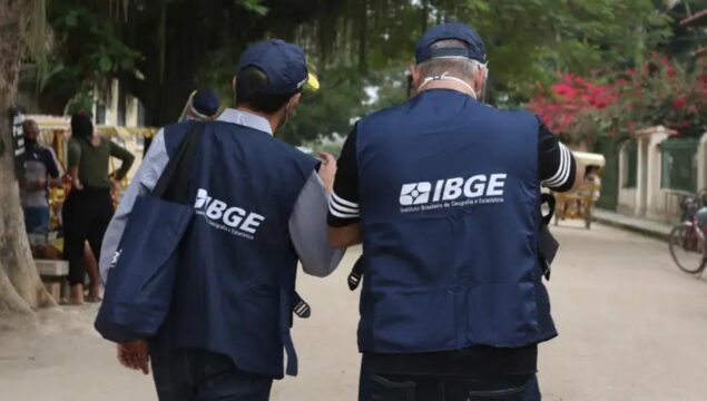 IBGE abre inscrições para 9.590 vagas temporárias com salários de até R$ 3.379; provas serão aplicadas em fevereiro de 2026