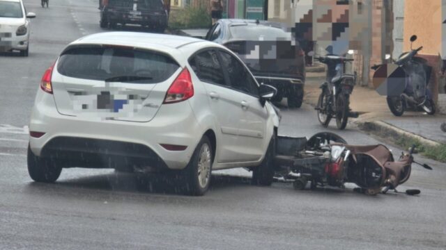 Mulher sofre politraumatismo após grave acidente entre carro e moto, em Catalão