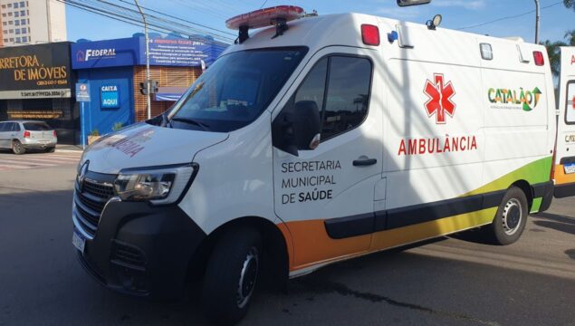 Homem fica ferido após colisão entre carro e moto em cruzamento de Catalão