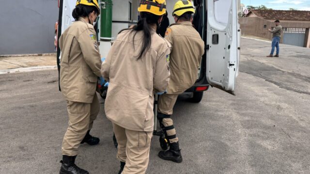 Motociclista fica ferida após queda no bairro Três Cruzes, em Catalão