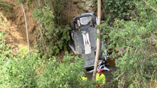 Quatro pessoas morrem após carro sair da pista e cair no Ribeirão Paineiras na BR-050, em Campo Alegre de Goiás