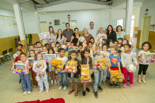 Prefeitura de Catalão e OVG entregam quase 200 brinquedos a crianças de Pires Belo em ação de Natal