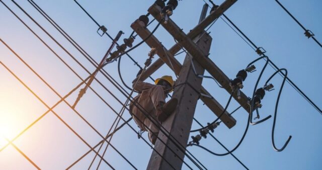 Equatorial Goiás atua na substituição de cabos rompidos e prevê normalização da energia até as 16h em Catalão