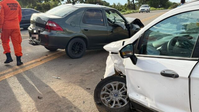 Motoristas ficam feridos após colisão entre dois veículos na GO-330, em Catalão