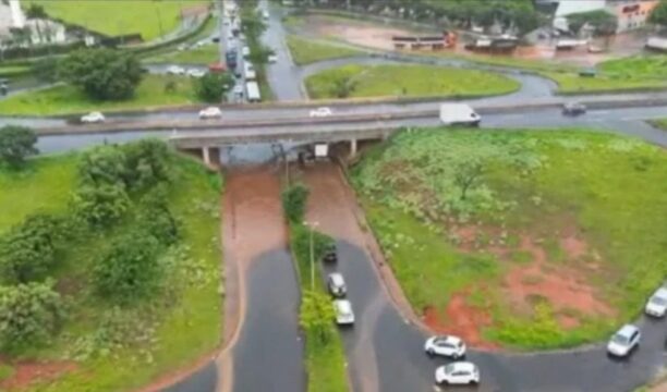Temporal provoca alagamento e interdita trecho da BR-050 em Uberlândia